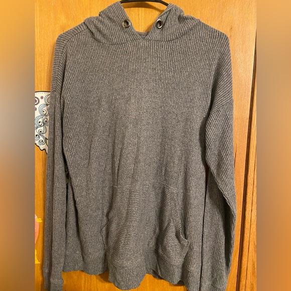 Selling a sweatshirt shirt from Maurices - Picture 1 of 3
